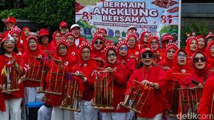 Lansia Tak Kalah Semangat, Angklung Meriahkan CFD Jakarta Jelang HUT RI