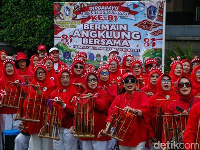 Lansia Tak Kalah Semangat, Angklung Meriahkan CFD Jakarta Jelang HUT RI