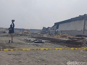 Labfor Polda Jateng Cari Penyebab Gudang Limbah di Brebes Terbakar 4 Hari
