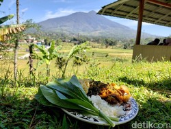 Sensasi Botram With A View Berlatar Gunung Cikuray Garut