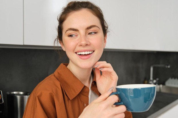 Makanan dan minuman tertentu dapat meninggalkan noda ekstrinsik pada permukaan gigi, terutama jika sering dikonsumsi dan kebersihan gigi kurang terjaga/ Foto: Magnific.com/Benzoix Makanan dan minuman tertentu dapat meninggalkan noda ekstrinsik pada permukaan gigi, terutama jika sering dikonsumsi dan kebersihan gigi kurang terjaga/ Foto: Magnific.com/Benzoix