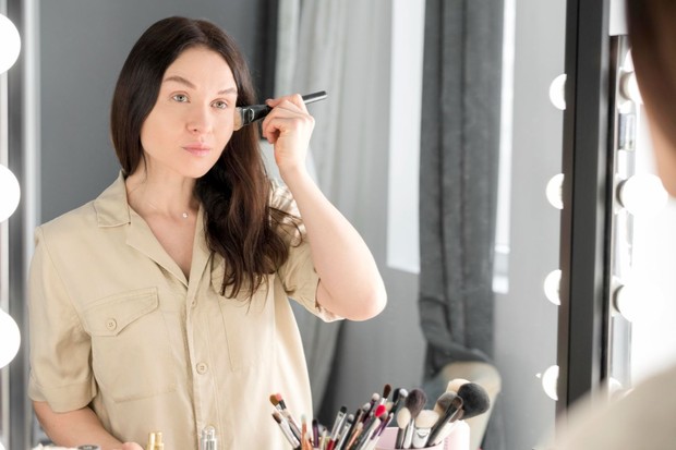 Makeup brush cepat rusak ketika sisa produk dibiarkan menumpuk dan kuas tidak dibersihkan secara rutin. Kondisi tersebut juga dapat meningkatkan risiko bakteri berpindah ke kulit dan menyebabkan iritasi atau jerawat. Membersihkan kuas secara berkala menjadi bagian penting dalam menjaga kebersihan alat makeup.