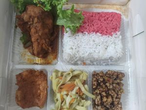 Guyub Warga Simorejo Sidoarjo Tirakatan dengan Menu Nasi Merah-Putih