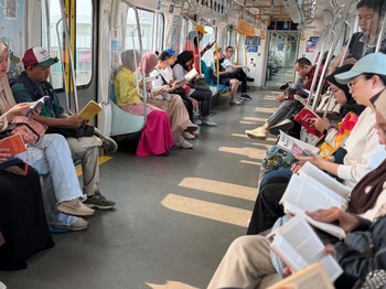 Siapa Takut Baca Buku di MRT?