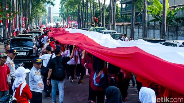 Meriah Jelang HUT RI, Bendera Merah Putih 81 Meter Diarak Ribuan Warga Tangerang