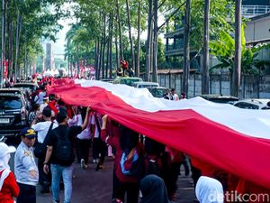 Meriah Jelang HUT RI, Bendera Merah Putih 81 Meter Diarak Ribuan Warga Tangerang