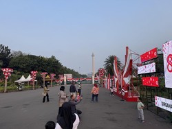 Monas Bersolek Jelang Perayaan HUT RI ke-81, Warga Antusias Foto-foto