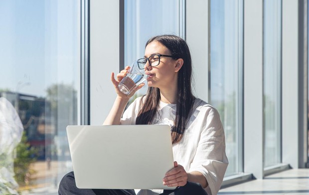 Pengeluaran yang tidak layak salah satunya dapat berasal dari kebiasaan membeli air minum kemasan setiap hari. Jika tersedia air bersih di rumah, penggunaan botol minum dan filter air dapat menjadi pilihan yang lebih hemat. Pengeluaran bulanan pun dapat dikelola dengan lebih efisien.