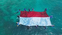 Kala Merah Putih Berkibar di Bawah Laut Maratua