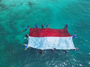 Kala Merah Putih Berkibar di Bawah Laut Maratua