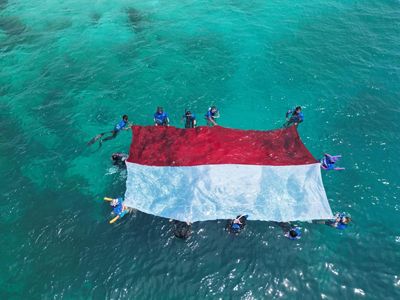 Kala Merah Putih Berkibar di Bawah Laut Maratua