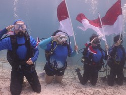Para Penyelam Kibarkan Merah Putih dan Pulihkan Terumbu Karang di Maratua