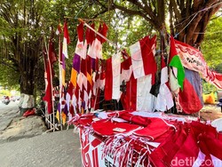 Pedagang Bendera di Balikpapan Keluhkan Penjualan Lesu, Warga Pilih Beli Bensin