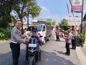 Polisi Bagikan 2.000 Bendera Merah Putih Jelang HUT ke-81 RI di Lamongan