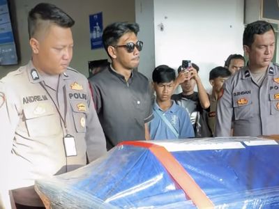 Isak Tangis Keluarga dan Kerabat Warnai Proses Pemakaman Putri Andriani Juficha