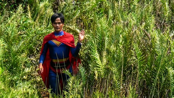 Aksi Remaja Berkostum Superman di Palangka Raya Ikut Padamkan Karhutla