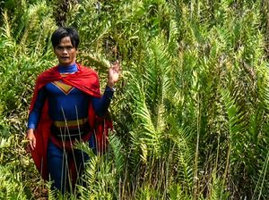 Aksi Remaja Berkostum Superman di Palangka Raya Ikut Padamkan Karhutla