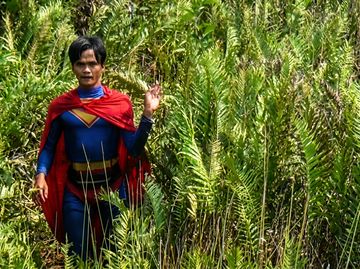 Aksi Remaja Berkostum Superman di Palangka Raya Ikut Padamkan Karhutla