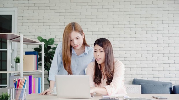 Saat bekerja dengan orang dominan, sampaikan target, manfaat, dan hasil yang ingin dicapai secara jelas agar komunikasi lebih efektif/ Foto: Magnific.com/Tirachardz