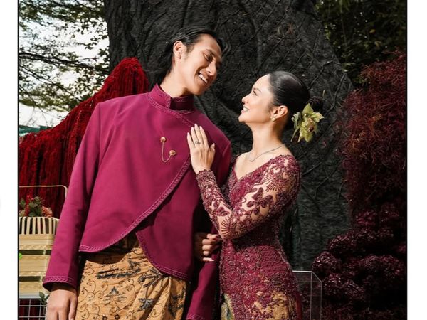 Cantiknya Hana Malasan Berkebaya Marun di Hari Pertunangan dengan Sean Gelael