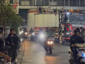 Truk Nyangkut di JPO Kramat Jati Jaktim, Lalin Sempat Tersendat
