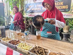 Serunya Emak-emak Sidoarjo Adu Racik Teh Kumis Kucing Jelang HUT ke-81 RI