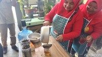 Warga Sidoarjo Adu Racik Teh Kumis Kucing Sambut HUT RI, Ini Manfaatnya