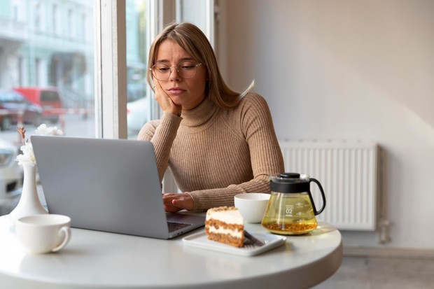 Tanda red flag saat online dating dapat terlihat dari informasi pribadi yang tidak konsisten atau terlalu samar. Perubahan cerita tentang usia, pekerjaan, hingga lokasi perlu diperhatikan. Sikap menghindari pertanyaan juga bisa menjadi tanda adanya informasi yang sengaja disembunyikan.