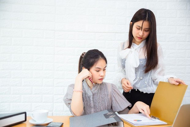 Terlalu bergantung pada persetujuan dapat membuat kita ragu mengambil keputusan dan kehilangan kepercayaan terhadap kemampuan diri sendiri/ Foto: Magnific.com/Jcomp