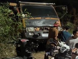 Truk Tronton Gagal Nanjak Jatuh di Jembatan Galangan Kapal Makassar
