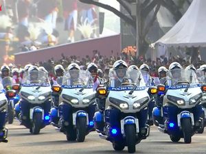 15 Srikandi Pasukan Polisi Militer Kawal Kirab Bendera Pusaka ke Istana