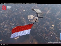 17 Penerjun Kopassus TNI Kibarkan Bendera Merah Putih di Langit Jakarta