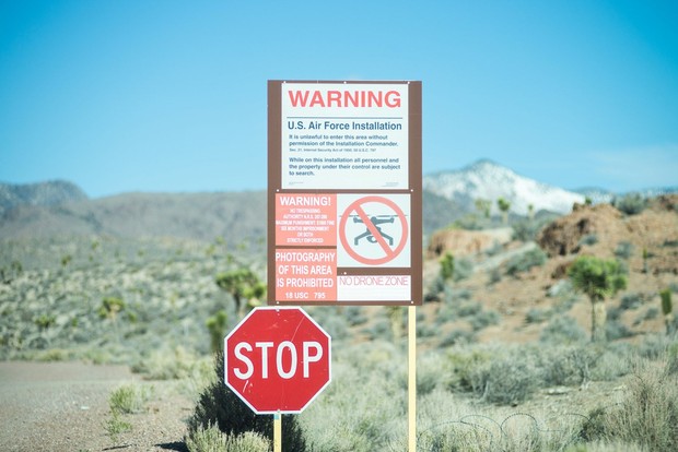 Area 51 merupakan salah satu tempat terlarang di dunia karena berhubungan dengan fasilitas militer dan sejarah pengujian pesawat rahasia Amerika Serikat.