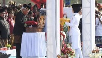 Basuki Pakai Baju Adat Kutai Saat Pimpin Upacara HUT ke-81 RI di IKN
