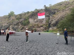 Bendera Raksasa Berkibar di Tebing Pantai Dampar Lumajang