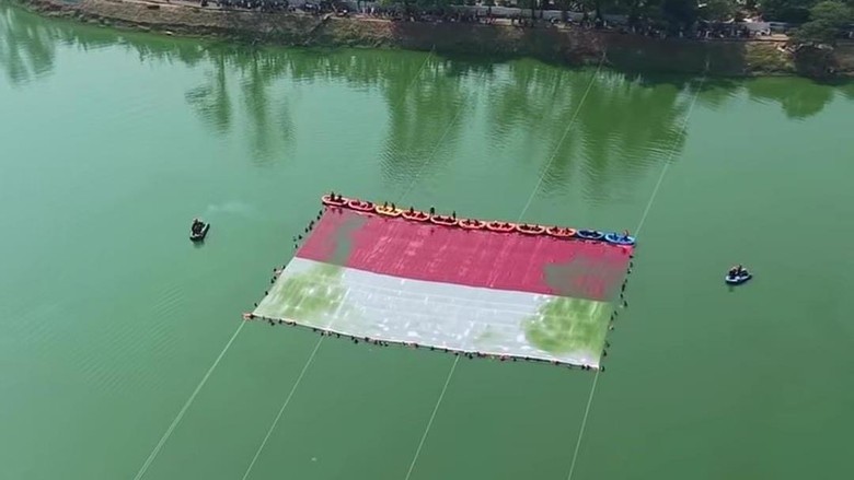 Pengibaran Bendera Tak Biasa Saat HUT RI: Di Lahan Karhutla hingga Danau