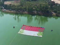 Melihat Bendera Merah Putih Raksasa Terbentang di Danau Situ Gintung