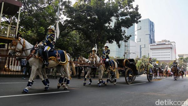 Bendera Pusaka dan Teks Proklamasi Diarak Naik Kereta Kencana ke Istana