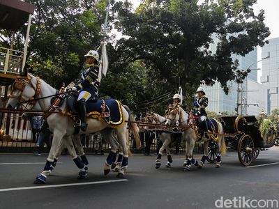 Bendera Pusaka dan Teks Proklamasi Diarak Naik Kereta Kencana ke Istana