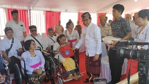 Momen Hangat Adi Arnawa Beri Bingkisan untuk Veteran Seusai Upacara HUT RI
