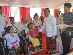 Momen Hangat Adi Arnawa Beri Bingkisan untuk Veteran Seusai Upacara HUT RI