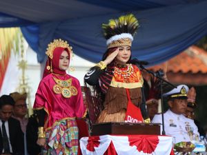 Memukaunya Bupati Brebes Kenakan Baju Adat Papua Saat Pimpin Upacara HUT ke-81 RI