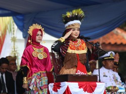 Memukaunya Bupati Brebes Kenakan Baju Adat Papua Saat Pimpin Upacara HUT ke-81 RI