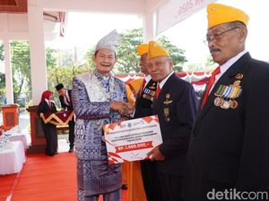 Pemkab Lamongan Serahkan Tali Asih kepada Veteran di HUT ke-81 RI