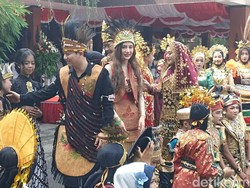 Berpakaian Adat Asmat, Bupati Trenggalek Pimpin Upacara HUT ke-81 RI