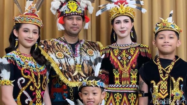 Keanggunan Arumi Bachsin dengan Busana Adat Dayak Kenyah di Grahadi
