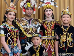 Keanggunan Arumi Bachsin dengan Busana Adat Dayak Kenyah di Grahadi