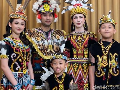 Saat Arumi Bachsin Berbusana Adat Dayak Kenyah
