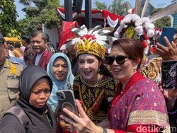 Alasan Arumi Bachsin Pakai Baju Adat Dayak di HUT ke-81 Kemerdekaan RI