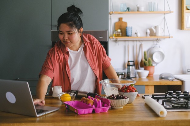 Langkah selanjutnya dalam backwards shopping adalah menyusun menu berdasarkan bahan makanan yang sudah tersedia sehingga stok lama bisa digunakan sebelum membeli bahan baru.